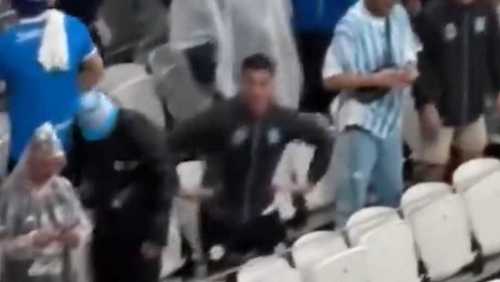 Corinthians tenta identificar torcedor do Racing que cometeu gesto racista na Arena do Timão