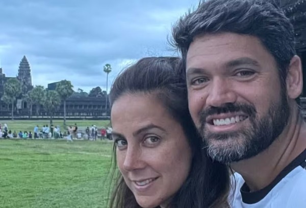 Marcelo Courrege e Carol Barcellos postam foto romântica em viagem