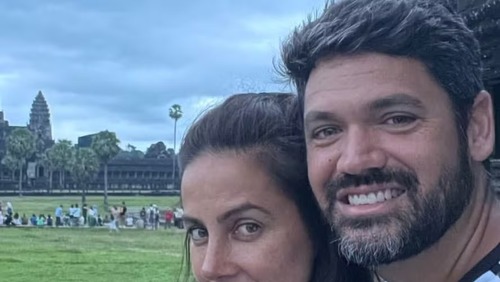 Marcelo Courrege e Carol Barcellos postam foto romântica em viagem