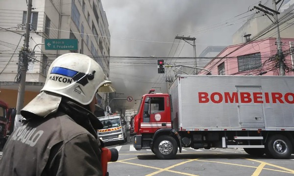 Bombeiros controlam incêndio em shopping no centro de São Paulo