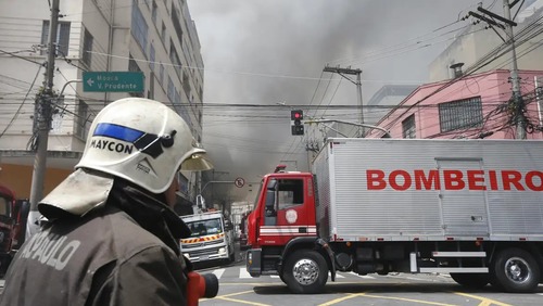 Bombeiros controlam incêndio em shopping no centro de São Paulo