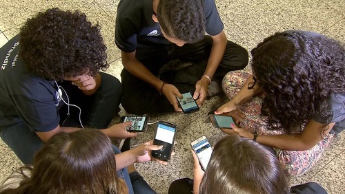 Pesquisa: 86% dos brasileiros apoiam restrição de celular nas escolas