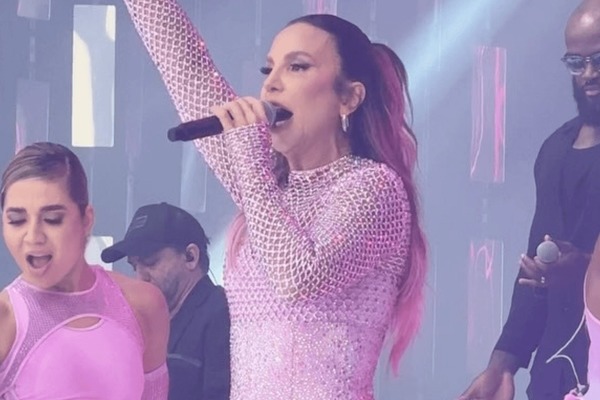 Ivete Sangalo dá bronca em fã por fumar cigarro eletrônico