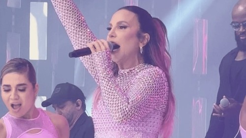 Ivete Sangalo dá bronca em fã por fumar cigarro eletrônico