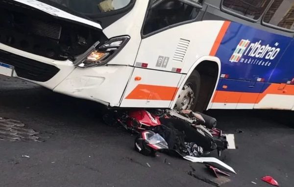 Homem morre ao bater moto com ônibus em Ribeirão Preto