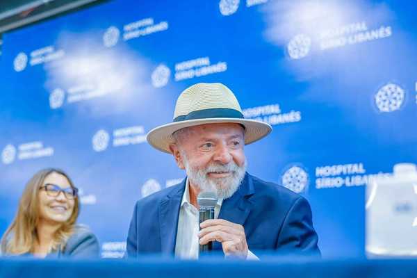 Lula "invade" coletiva de chapéu após alta e brinca: "Reivindico o direito de viver 120 anos"