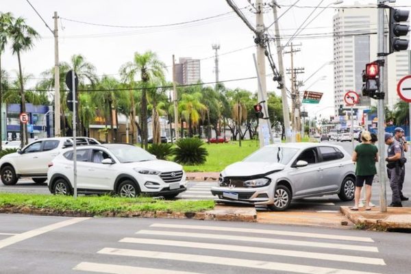 Acidente complica trânsito no bairro Alto da Boa Vista em Ribeirão Preto