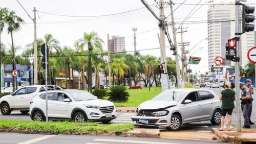 Acidente complica trânsito no bairro Alto da Boa Vista em Ribeirão Preto