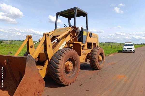 Criança cai dos braços do pai e acaba esmagada por uma máquina pá carregadeira