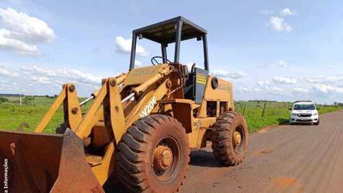 Criança cai dos braços do pai e acaba esmagada por uma máquina pá carregadeira