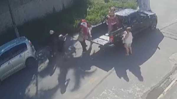 VÍDEO: Bandidos assaltam Papai Noel e ajudantes no Guarujá (SP)