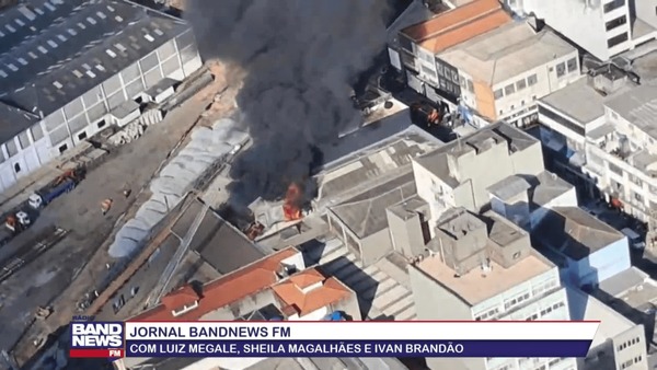 Incêndio atinge comércio no bairro do Bom Retiro, em SP; Bombeiros são acionados