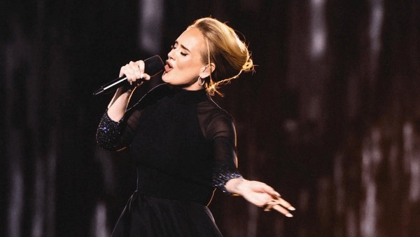 Justiça proíbe reprodução de música de Adele por acusação de plágio de canção brasileira