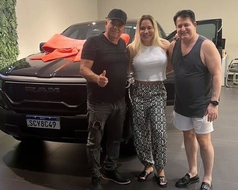 Marrone presenteia irmão com carro de R$ 300 mil