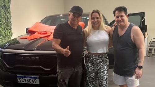 Marrone presenteia irmão com carro de R$ 300 mil