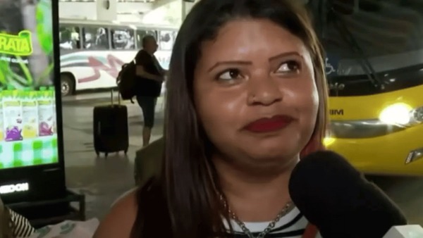 Mulher tenta emplacar música de carnaval no meio de telejornal na Bahia