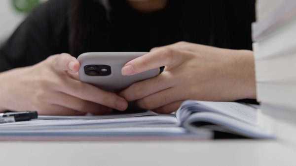 Educação prepara campanha para orientar fiscalização e punição do uso de celulares nas escolas