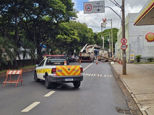 Troca de poste causa congestionamento na Francisco Junqueira