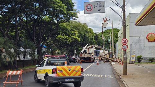 Troca de poste causa congestionamento na Francisco Junqueira