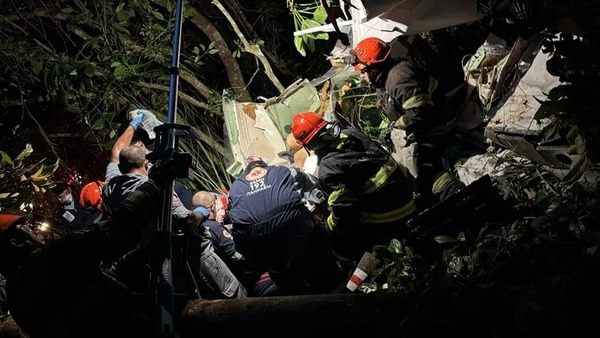 Aeronave cai no litoral de São Paulo com duas pessoas; um morre