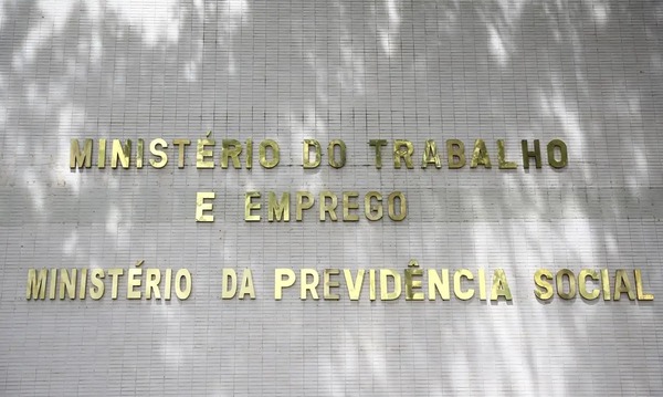 Médicos peritos do INSS voltam ao trabalho nesta segunda-feira