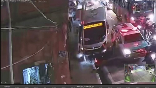 Vídeo: micro-ônibus perde freio e atinge veículos em avenida de Maceió (AL)