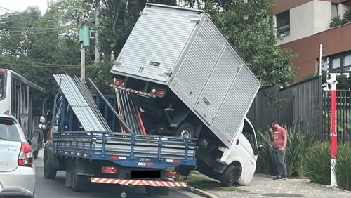 Caminhão bate em outro e imagem impressiona motoristas: "Inexplicável"