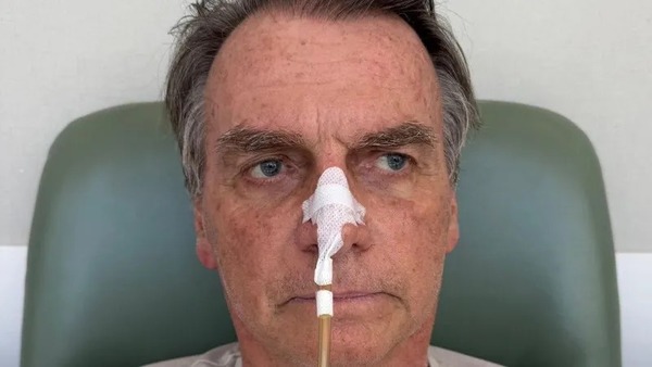 Bolsonaro come gelatina, mantém movimentos intestinais e segue estável na UTI