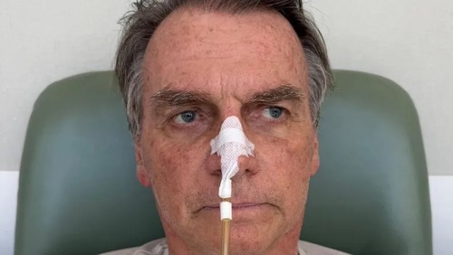 Bolsonaro come gelatina, mantém movimentos intestinais e segue estável na UTI