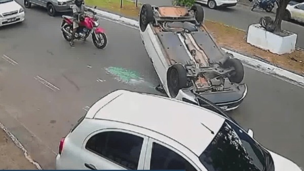 Vídeo: motorista bate em veículo estacionado e capota em avenida de São Luís (MA)