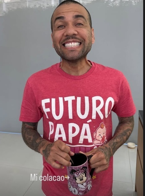 Daniel Alves aparece sorridente nas redes sociais da esposa