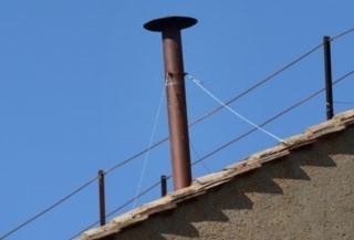 Conclave: chaminé que anunciará novo papa é instalada na Capela Sistina
