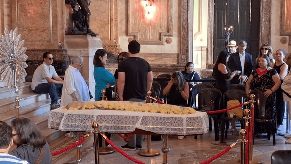 Rio se despede de Nana Caymmi em velório no Theatro Municipal
