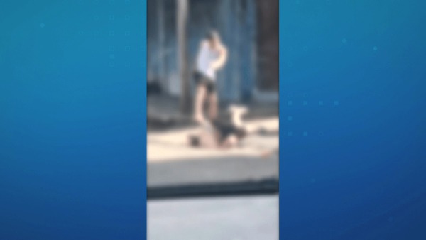 Vídeo: homem é agredido após ficar preso em bueiro em Manaus (AM)