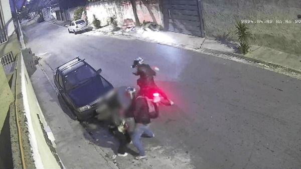 Jovem implora para não ter celular roubado durante assalto em SP: "Lutei muito por isso"