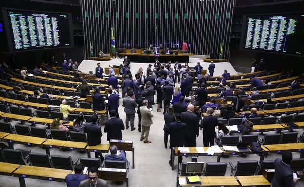 Aumento no número de deputados elevará custo da Câmara em R$ 64 milhões mensais