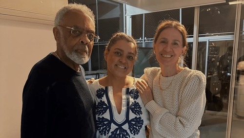Preta Gil recebe alta e se encontra com a família: "Em casa"