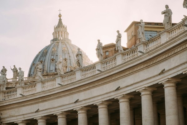 Conclave: primeira votação para escolha do novo papa termina com fumaça preta