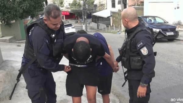 Mulher ao ver filho preso após assalto no RJ: ‘É esse o presente que me deu no Dia das Mães?’