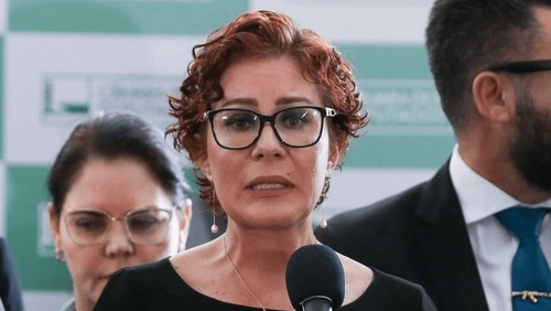 Moraes pede condenação de Carla Zambelli a 10 anos de prisão