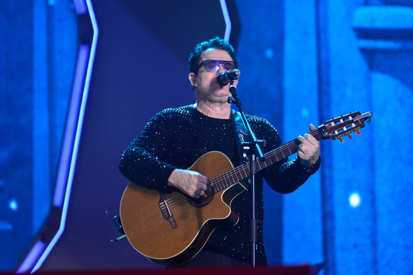 Marrone cai do palco, tem costelas trincadas e passa por cirurgia