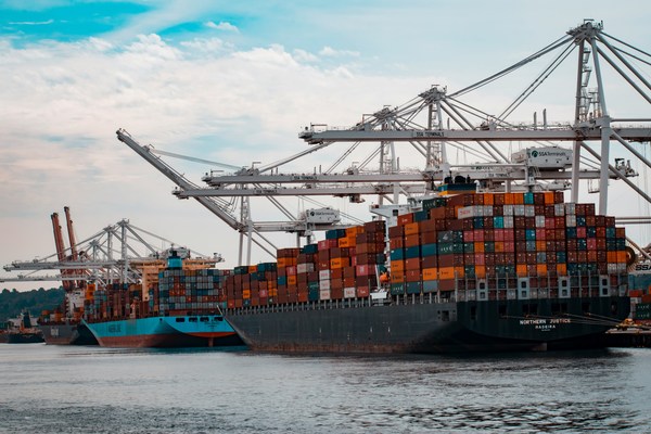 'Tarifaço global': EUA e China anunciam acordo para reduzir taxas e pausa de 90 dias