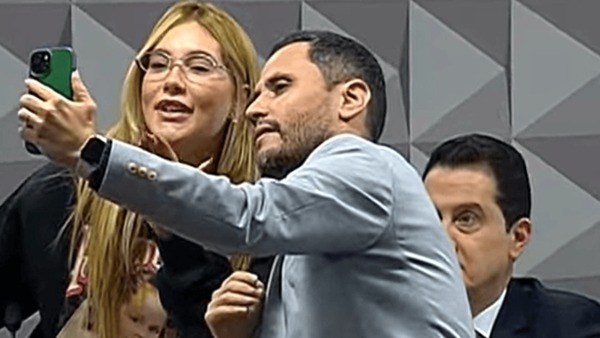 Senador 'tieta' Virgínia, tira foto com influencer e critica CPI das Bets: 'Que moral temos?'