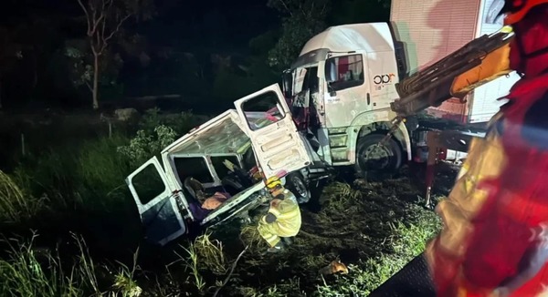 Batida entre carreta e micro-ônibus deixa ao menos 9 pessoas mortas em MG