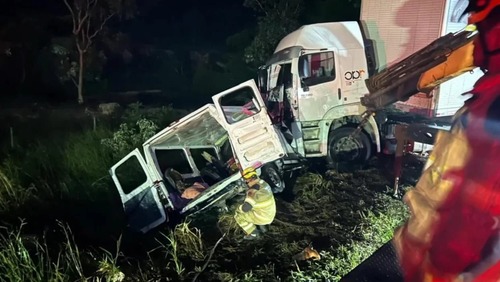 Batida entre carreta e micro-ônibus deixa ao menos 9 pessoas mortas em MG