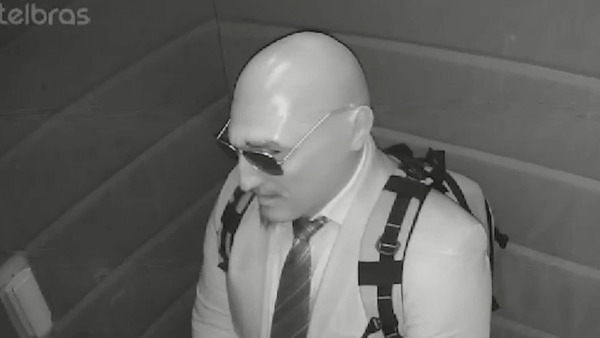 Homem usa máscara realista para invadir e furtar apart-hotel em Niterói (RJ)