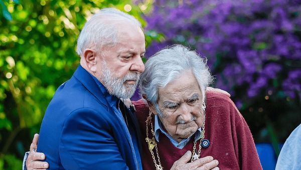 Lula deve participar do velório de Pepe Mujica: 'Mínimo que a gente tem que fazer'