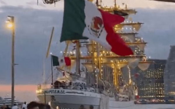 Navio da Marinha do México atinge ponte do Brooklyn, em Nova York