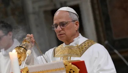 Papa Leão celebra missa inaugural e condena marginalização dos pobres