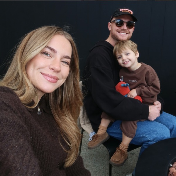 Filho de influencer americana Emilie Kiser morre após se afogar em piscina de casa